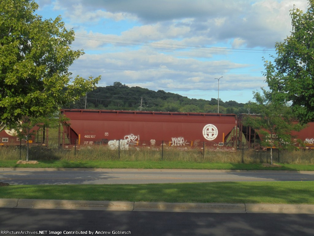 BNSF 402107 rush by